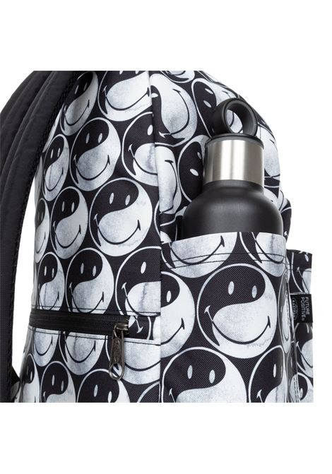 DAY PAK'R S SMILEY EASTPAK | EK0A5BG55K2
